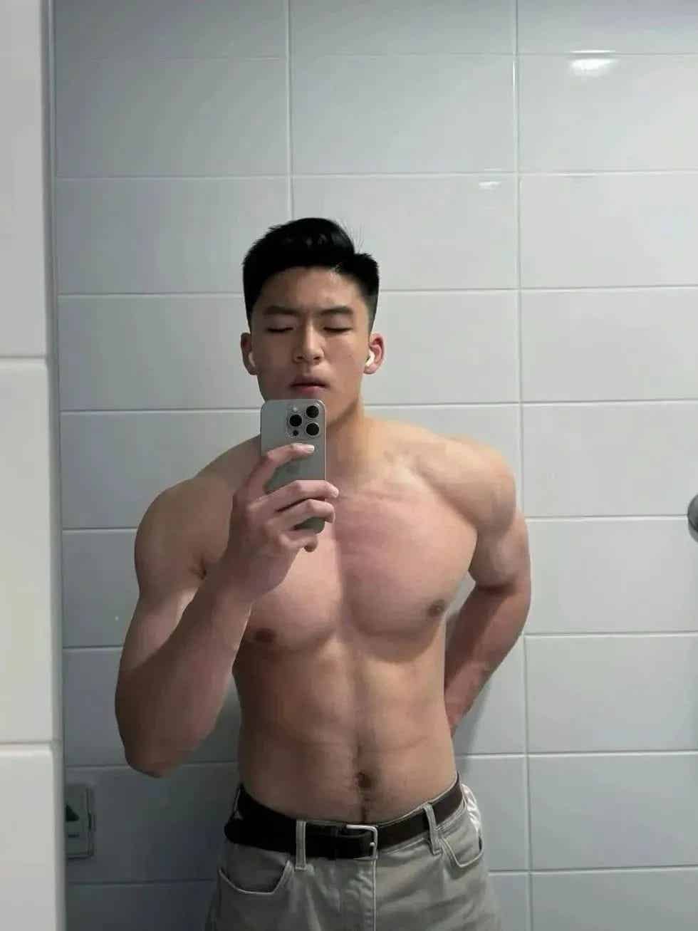 图片[1]-这肌肉男大超可以啊！看第一眼就沦陷了！-小蓝短视频