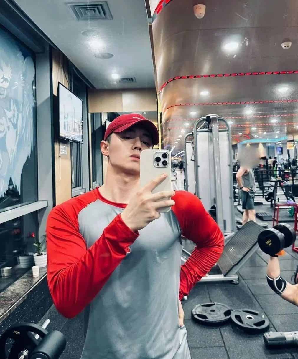 图片[4]-“公0️⃣天花板”翟子路早就分手了？又能馋老公的身子颜值了！-小蓝短视频