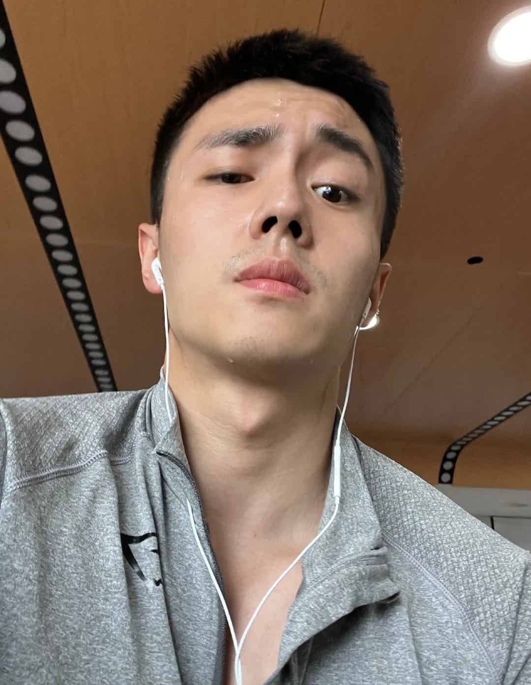 图片[9]-“公0️⃣天花板”翟子路早就分手了？又能馋老公的身子颜值了！-小蓝短视频