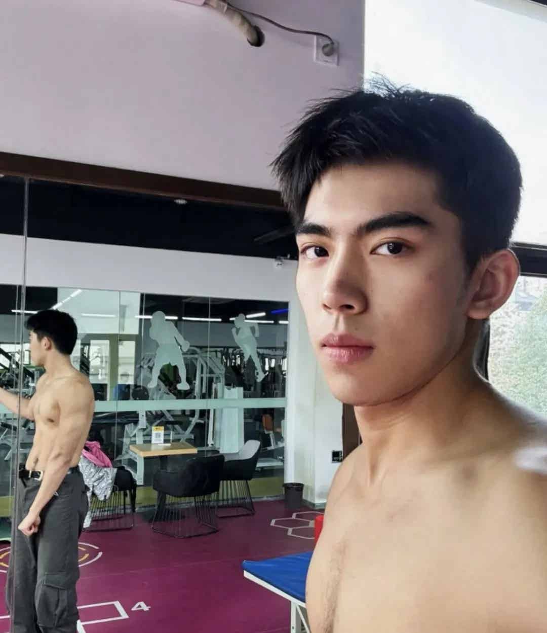 图片[2]-191CM黑皮体育生长腿弟弟，不错哦-小蓝短视频