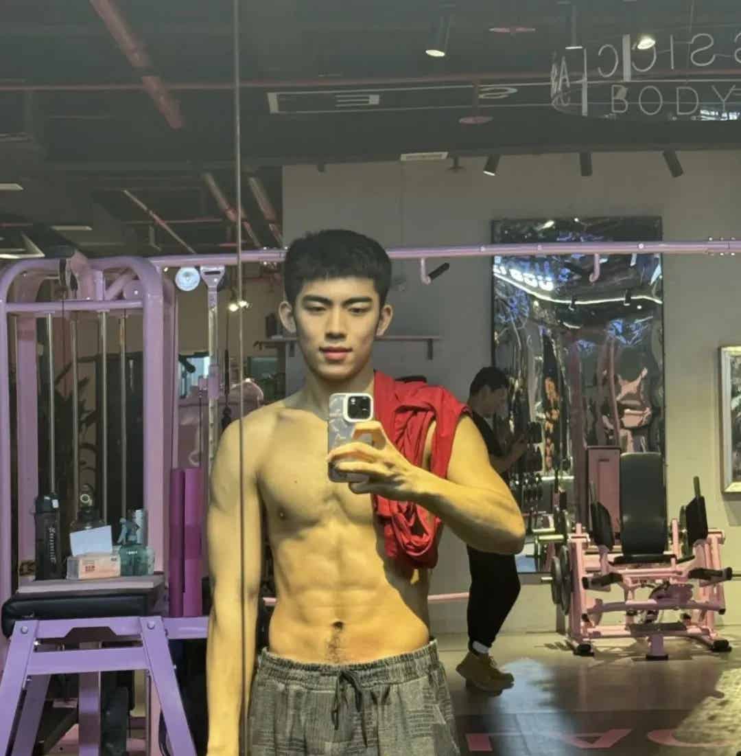 图片[7]-191CM黑皮体育生长腿弟弟，不错哦-小蓝短视频