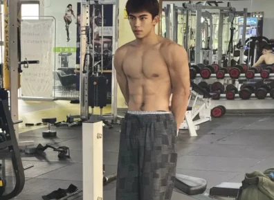 191CM黑皮体育生长腿弟弟，不错哦