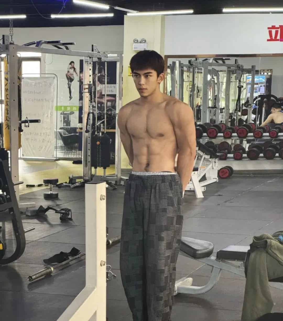 191CM黑皮体育生长腿弟弟，不错哦-小蓝短视频