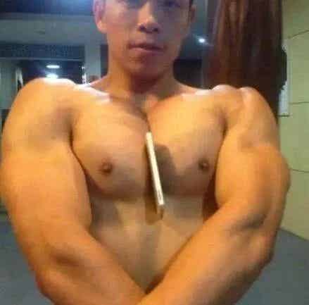 图片[4]-男生练出大胸肌能干嘛？这是我见过最骚的操作......-小蓝短视频