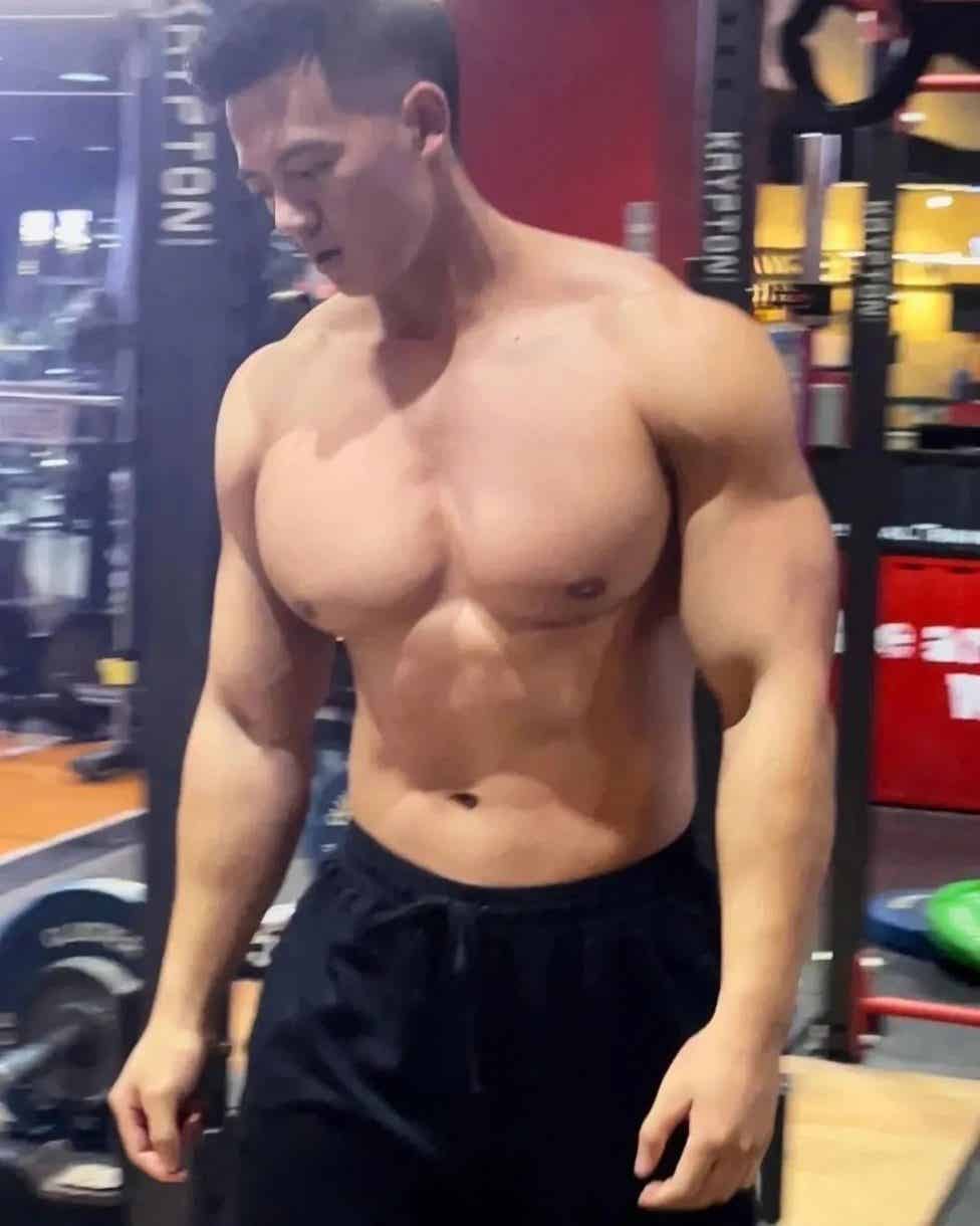 图片[8]-男生练出大胸肌能干嘛？这是我见过最骚的操作......-小蓝短视频