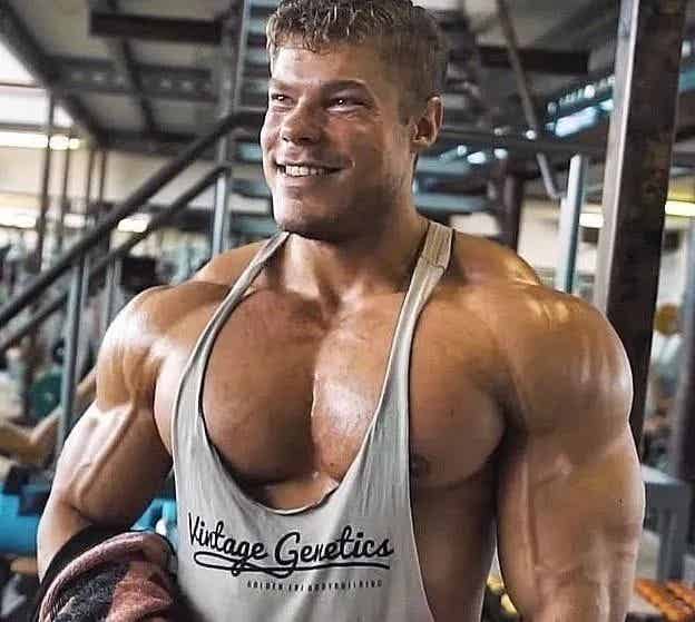 图片[13]-男生练出大胸肌能干嘛？这是我见过最骚的操作......-小蓝短视频