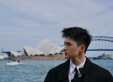 海边煜煜发光薄肌男,拍照姿势绝不是直男!