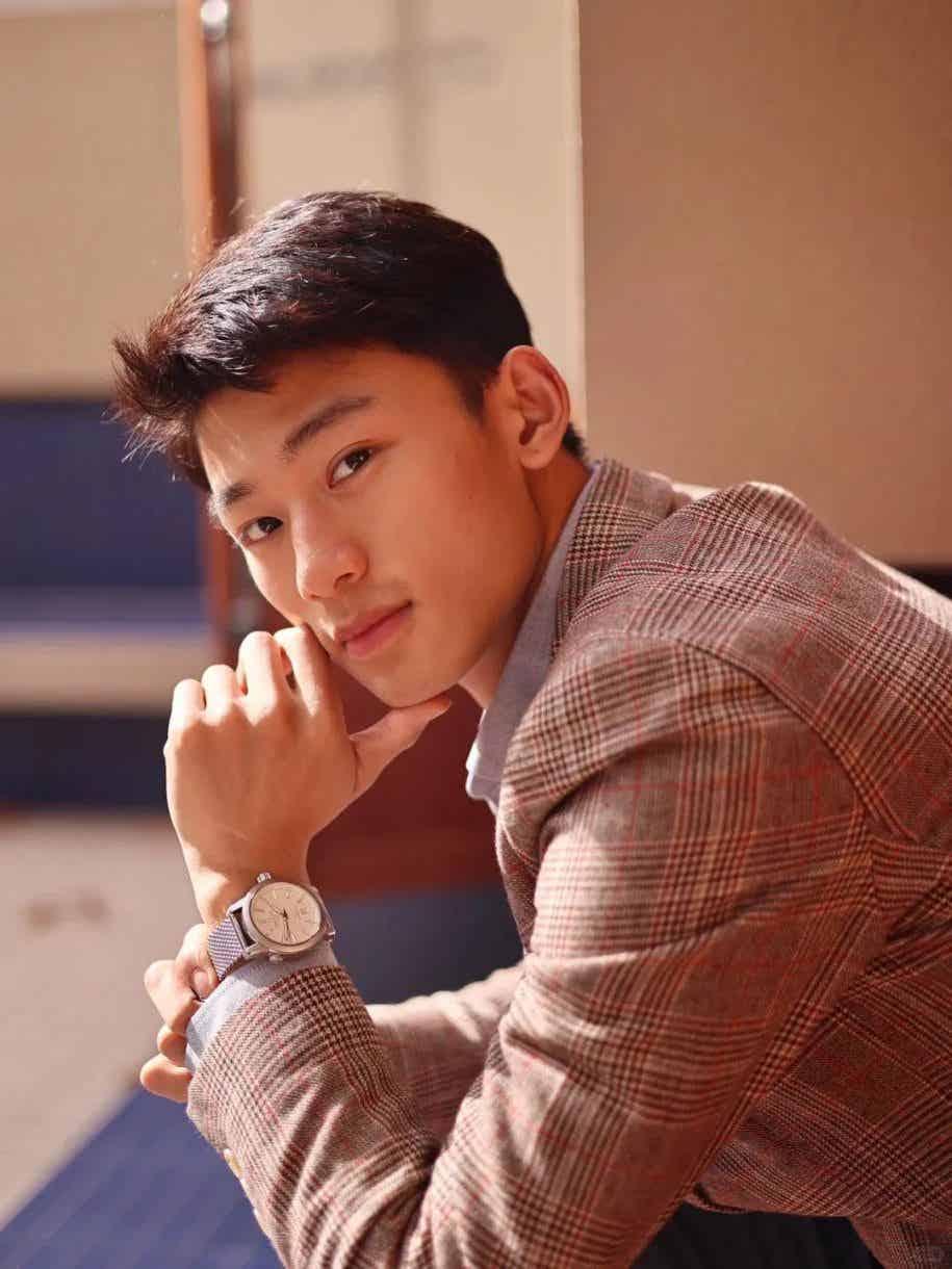 图片[2]-活力阳光瑜伽教练！一头金发帅炸 | 网红帅哥-小蓝短视频