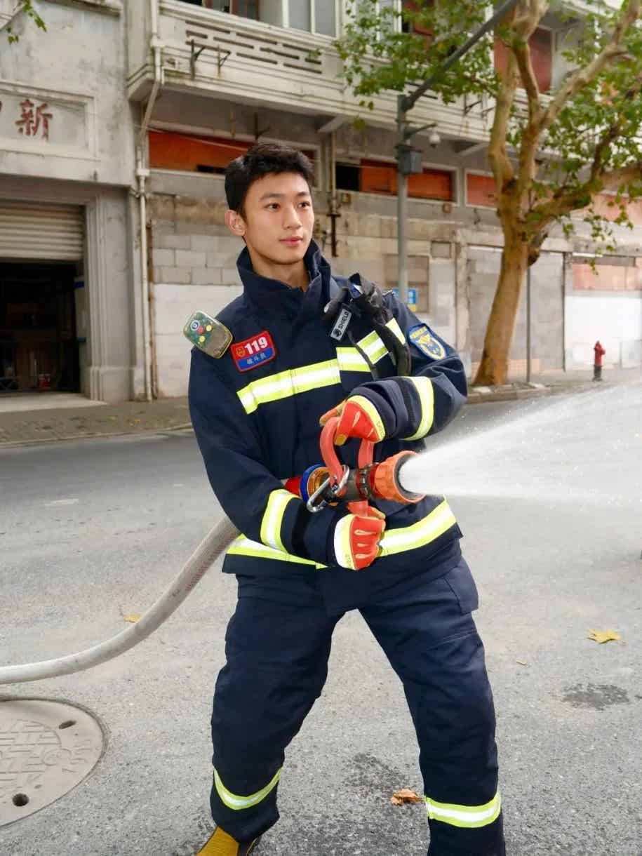 图片[8]-活力阳光瑜伽教练！一头金发帅炸 | 网红帅哥-小蓝短视频