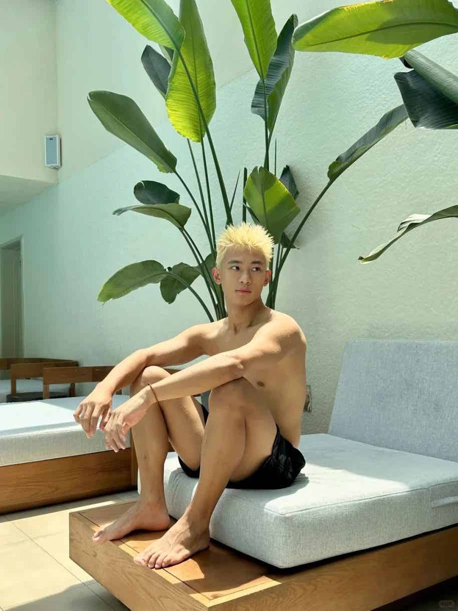 活力阳光瑜伽教练!一头金发帅炸 | 网红帅哥-小蓝短视频