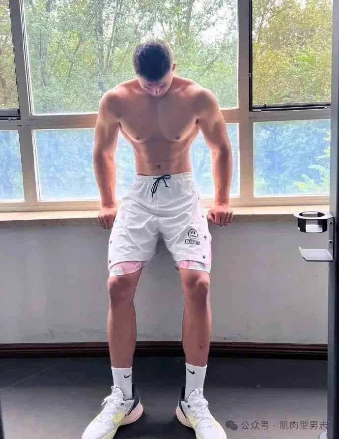 图片[1]-190cm肌肉直男在浴池自拍，网友：又是别人的老公-小蓝短视频