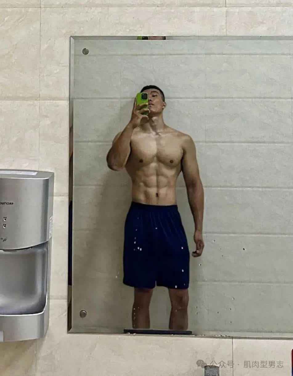 图片[3]-190cm肌肉直男在浴池自拍，网友：又是别人的老公-小蓝短视频