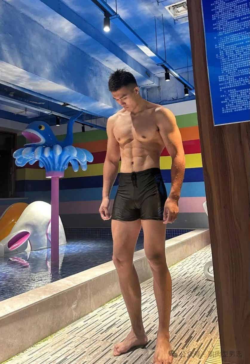 图片[4]-190cm肌肉直男在浴池自拍，网友：又是别人的老公-小蓝短视频