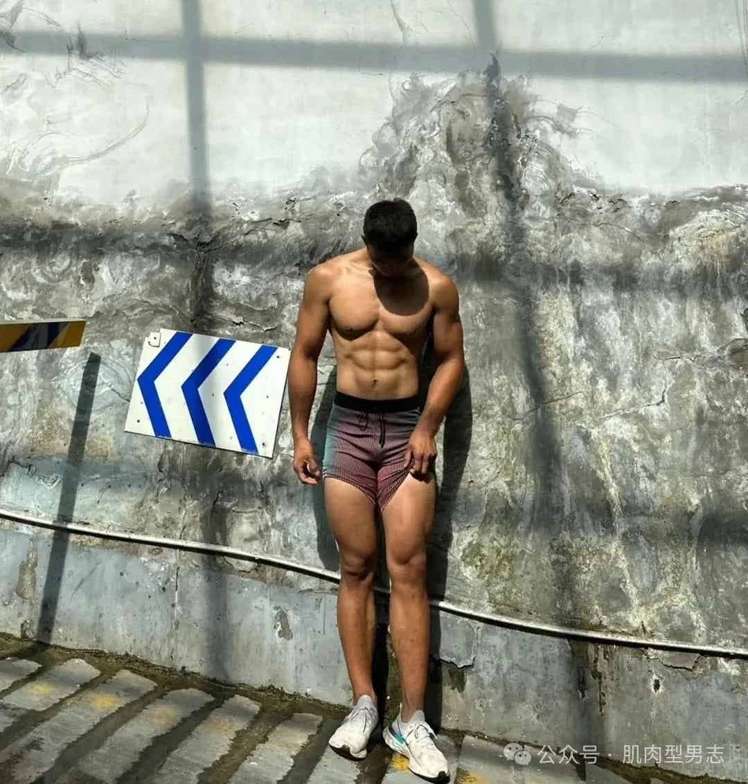 图片[5]-190cm肌肉直男在浴池自拍，网友：又是别人的老公-小蓝短视频