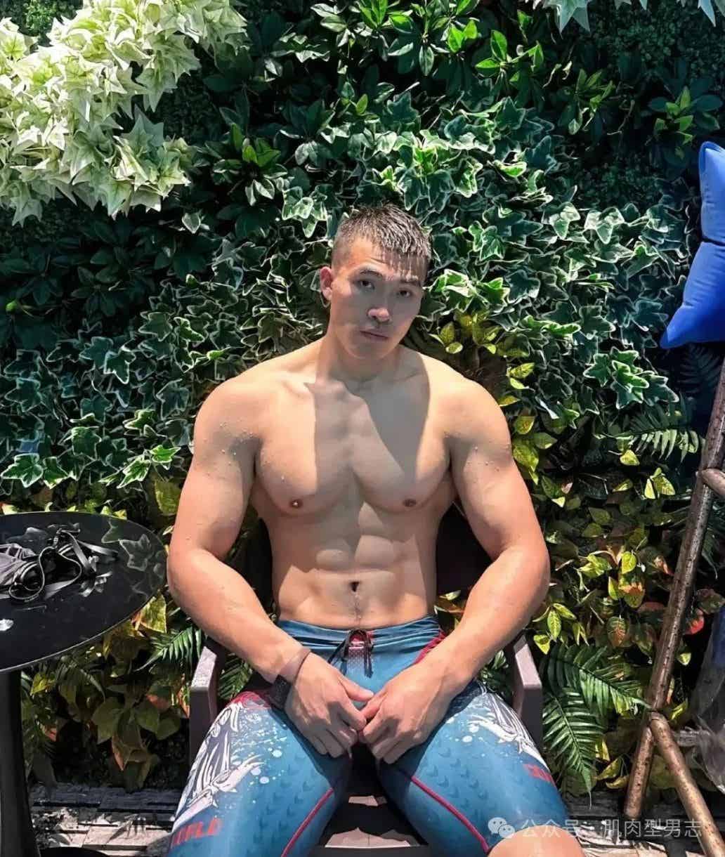 图片[7]-190cm肌肉直男在浴池自拍，网友：又是别人的老公-小蓝短视频