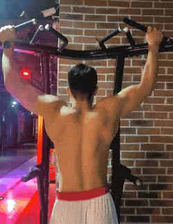 图片[13]-190cm肌肉直男在浴池自拍，网友：又是别人的老公-小蓝短视频