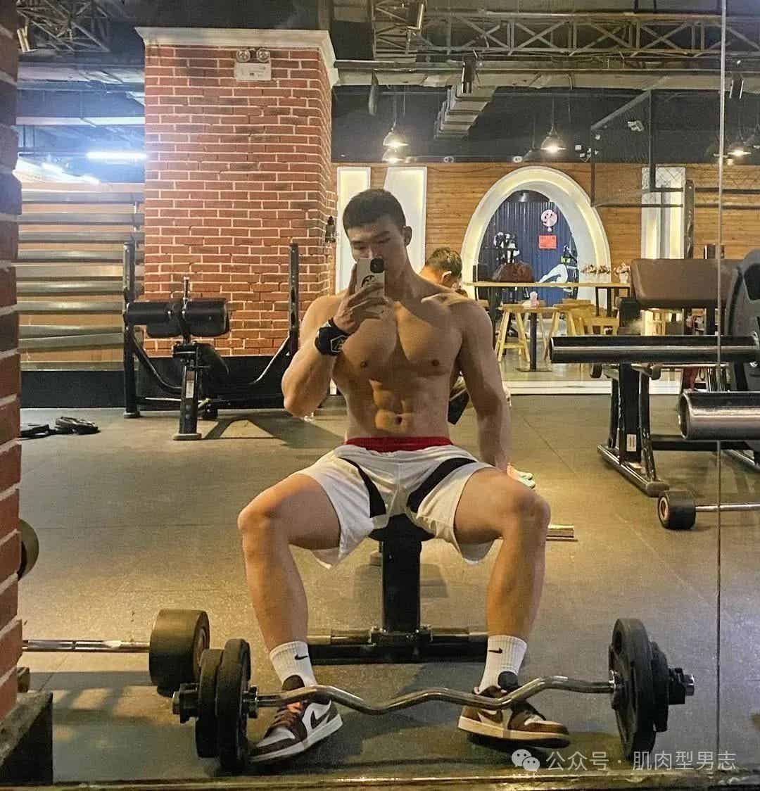 图片[15]-190cm肌肉直男在浴池自拍，网友：又是别人的老公-小蓝短视频