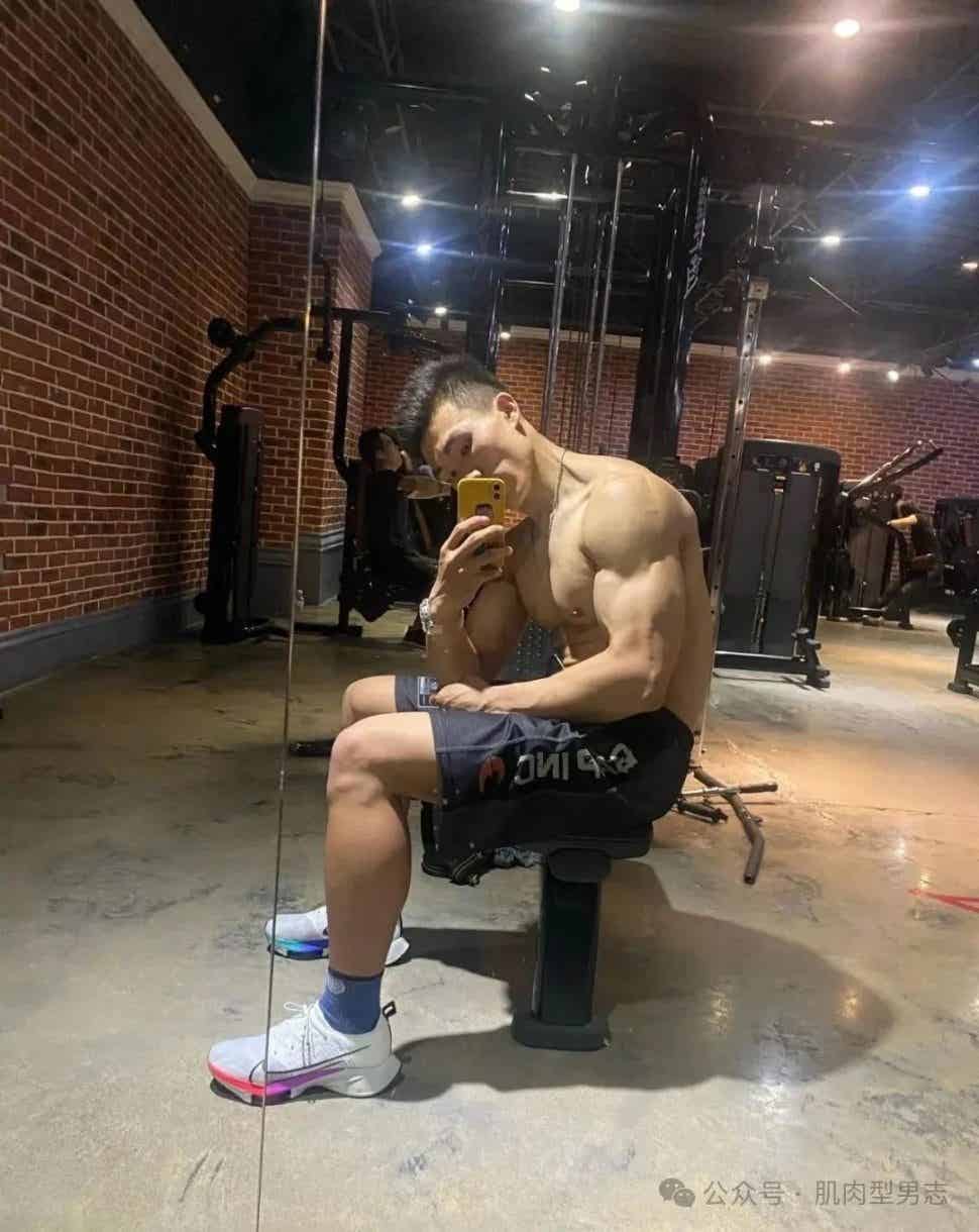 图片[16]-190cm肌肉直男在浴池自拍，网友：又是别人的老公-小蓝短视频