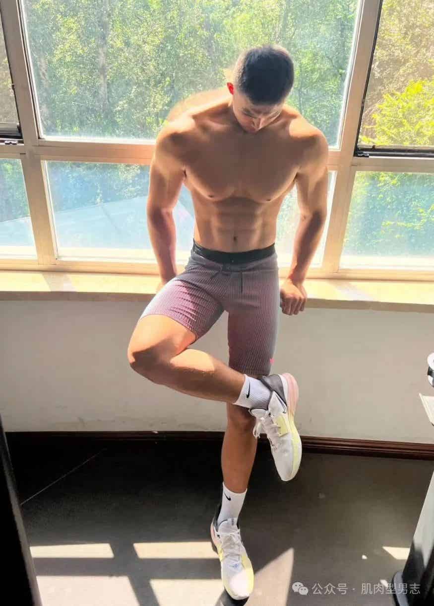 图片[20]-190cm肌肉直男在浴池自拍，网友：又是别人的老公-小蓝短视频