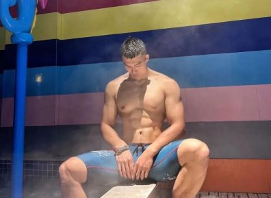 190cm肌肉直男在浴池自拍，网友：又是别人的老公