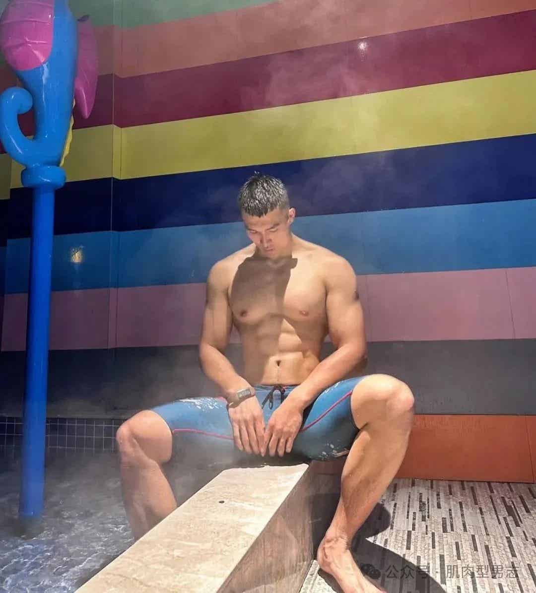 190cm肌肉直男在浴池自拍,网友:又是别人的老公-小蓝短视频