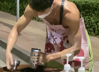 蔡依林演唱会卖柠檬茶的肌肉男火了!这手打频率太猛了!