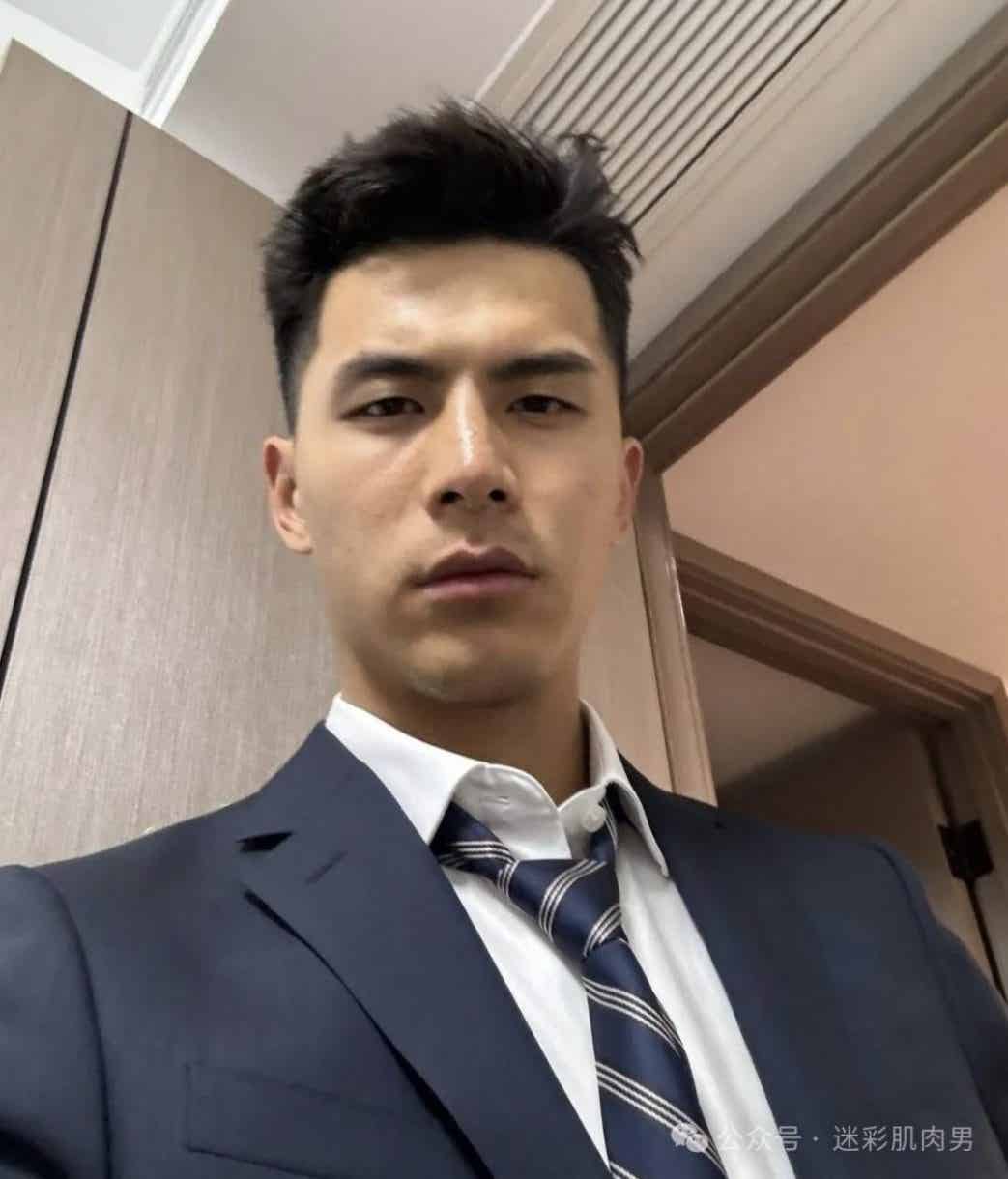 图片[2]-大喉结正装男脱了荷尔蒙太强啦，大实力藏不住！-小蓝短视频