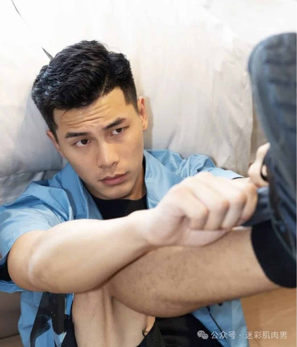 图片[6]-大喉结正装男脱了荷尔蒙太强啦，大实力藏不住！-小蓝短视频