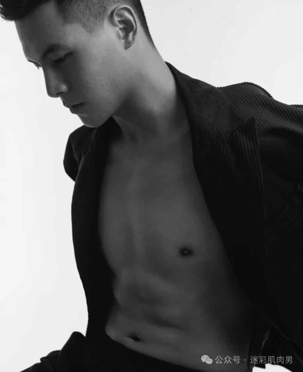 图片[10]-大喉结正装男脱了荷尔蒙太强啦，大实力藏不住！-小蓝短视频