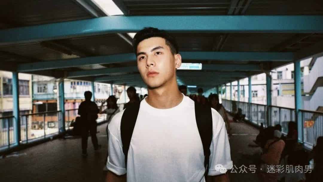 大喉结正装男脱了荷尔蒙太强啦，大实力藏不住！-小蓝短视频