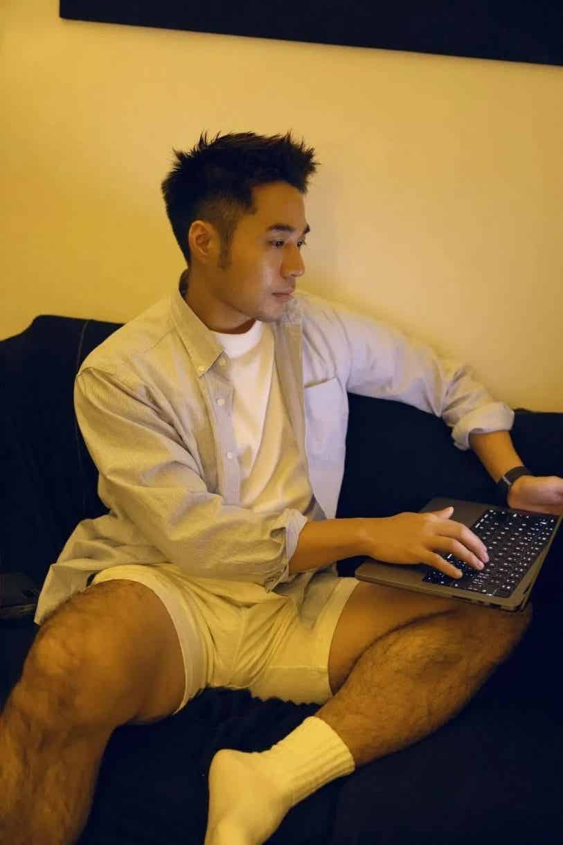 图片[1]-暗恋的黑皮白袜同事？-小蓝短视频