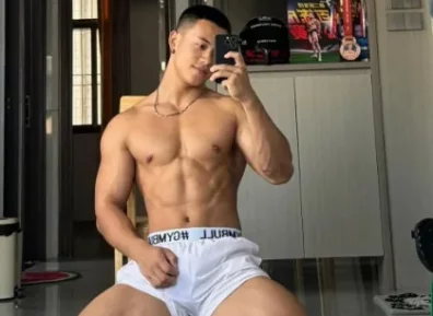 不穿衣服的男司机，你想坐他副驾吗?