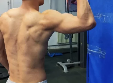 河北体育学院18岁男大，浴室自拍身材太完美！