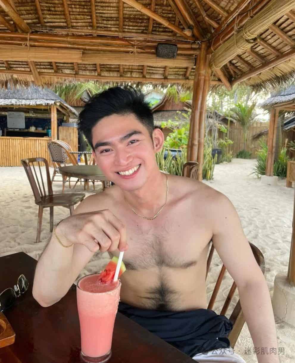 图片[8]-露内裤边的胸毛男自拍荷尔蒙爆啦。实力藏不住了！-小蓝短视频