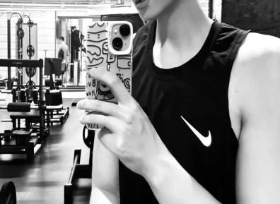 190cm体育生男大宿舍自拍!网友直言:看着不直……