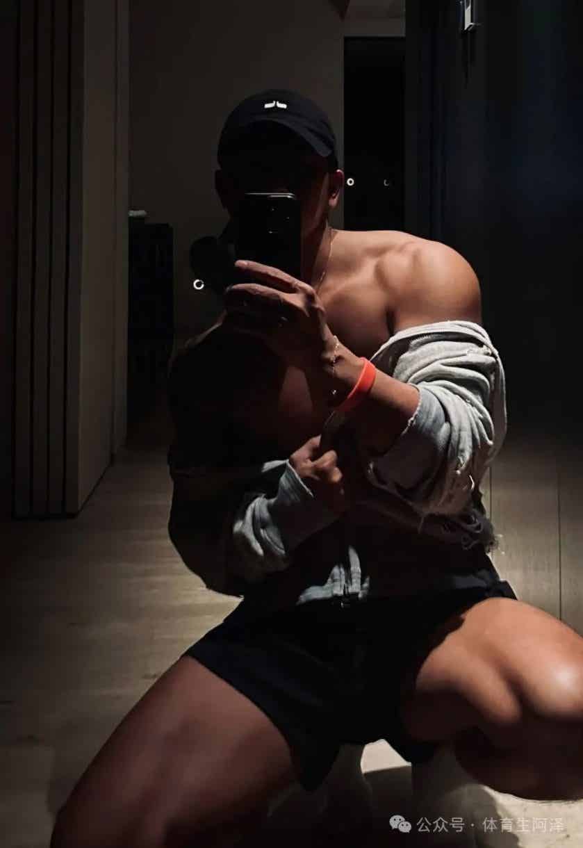 图片[1]-黑皮体育生大狼狗，男友直呼受不了.......-小蓝短视频