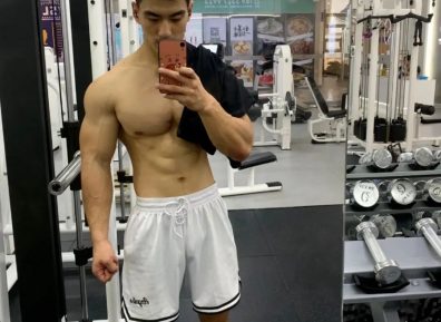 24岁筋肉小哥半照出圈，网友直呼:大鼻子老公我可以！