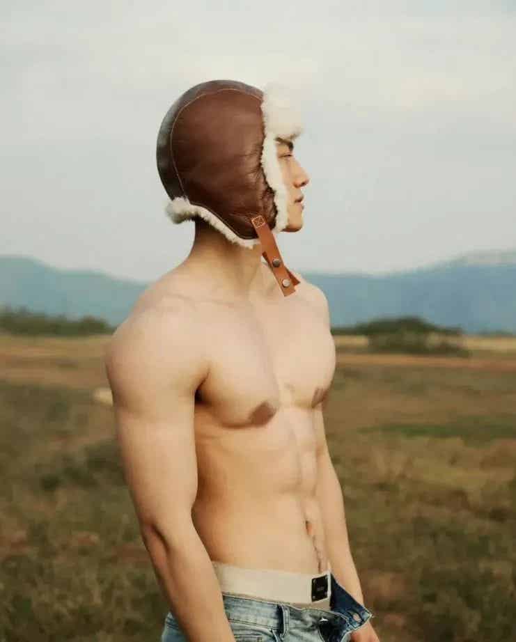 图片[2]-痞子范儿钻石男大，这肉体绝了~-小蓝短视频