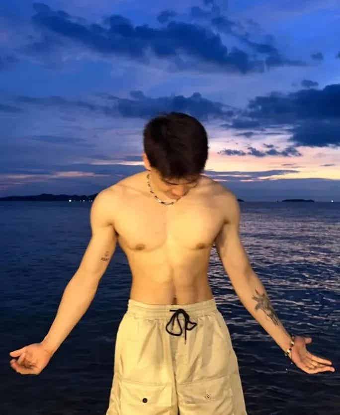 图片[3]-痞子范儿钻石男大，这肉体绝了~-小蓝短视频