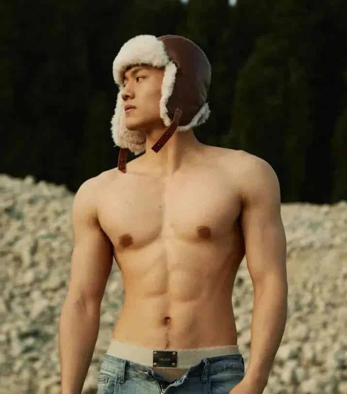 图片[4]-痞子范儿钻石男大，这肉体绝了~-小蓝短视频