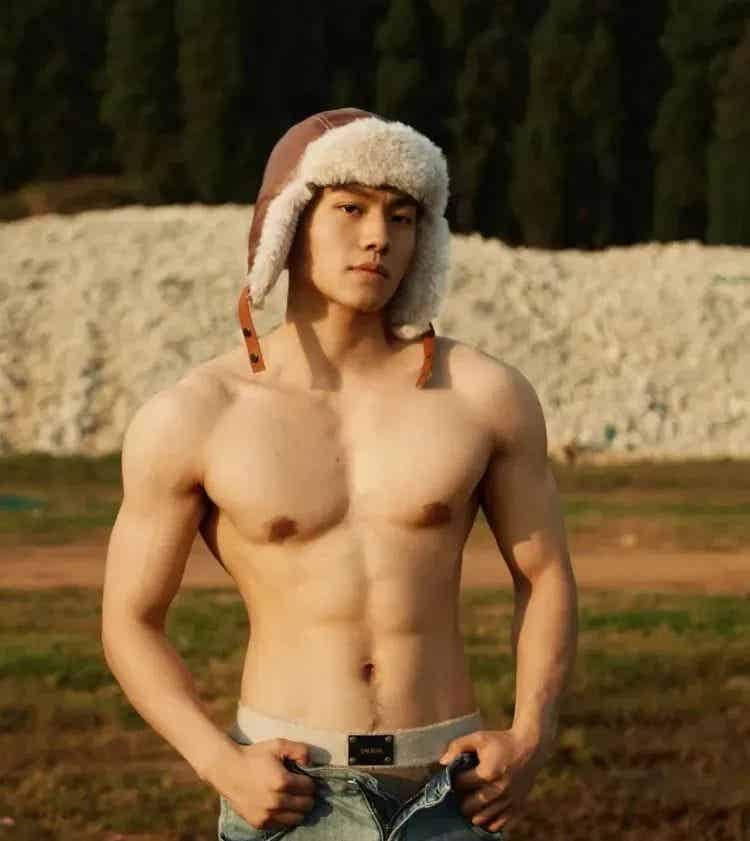 图片[6]-痞子范儿钻石男大，这肉体绝了~-小蓝短视频