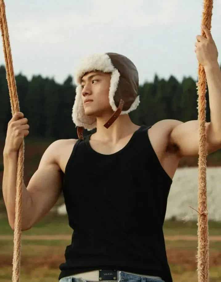 图片[7]-痞子范儿钻石男大，这肉体绝了~-小蓝短视频