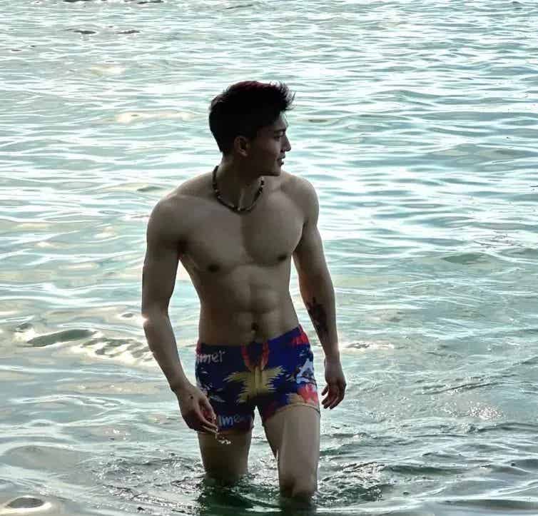 图片[8]-痞子范儿钻石男大，这肉体绝了~-小蓝短视频