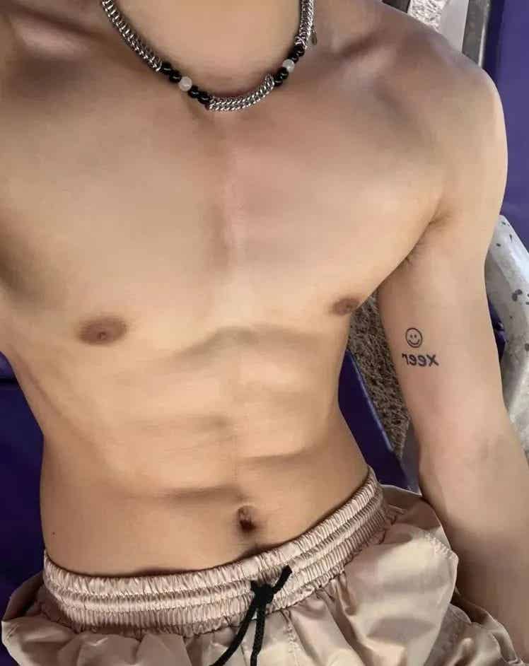 痞子范儿钻石男大，这肉体绝了~-小蓝短视频