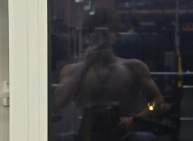 黑皮肌肉大狼狗，健身房古铜色皮肤，腹肌翘臀不要太迷人.......