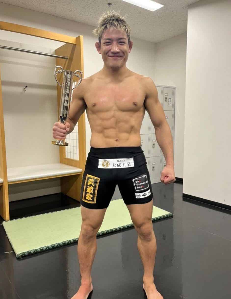 图片[2]-亚洲最帅的格斗运动员，被爆为了两万块曾下海！-小蓝短视频