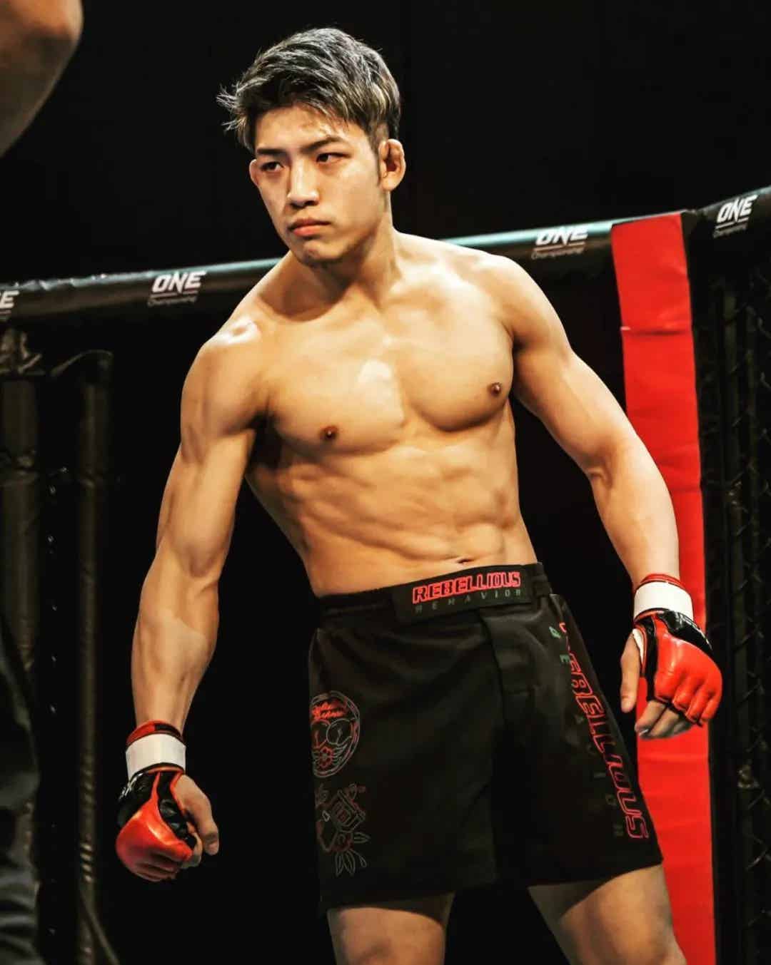 图片[4]-亚洲最帅的格斗运动员，被爆为了两万块曾下海！-小蓝短视频