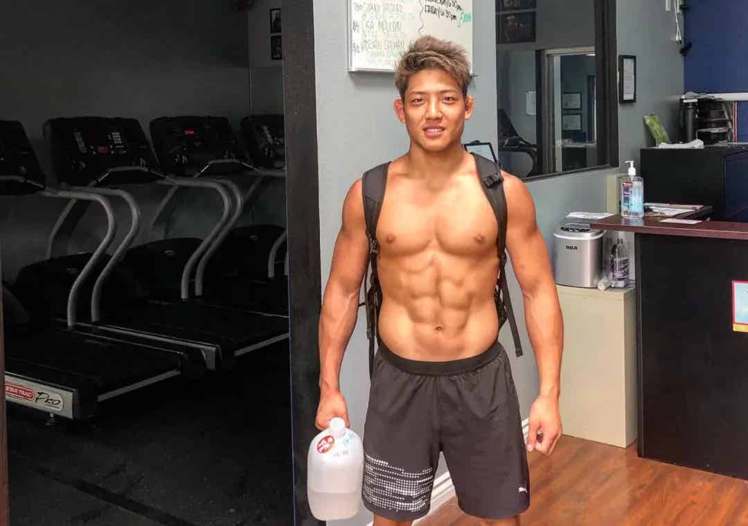 图片[13]-亚洲最帅的格斗运动员，被爆为了两万块曾下海！-小蓝短视频