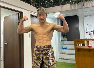 亚洲最帅的格斗运动员,被爆为了两万块曾下海!