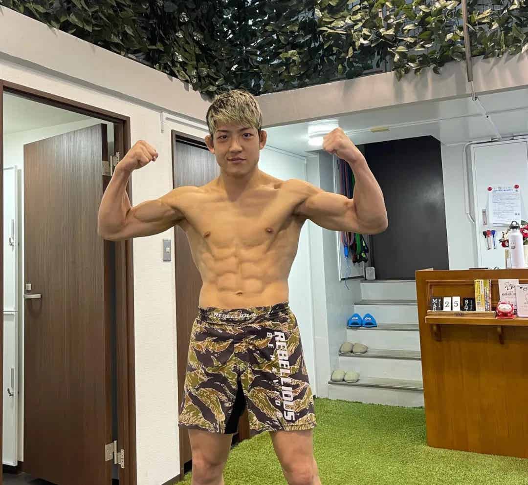 亚洲最帅的格斗运动员，被爆为了两万块曾下海！-小蓝短视频